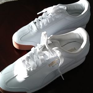 PUMA SNEAKERS. Brand new size 8 women's